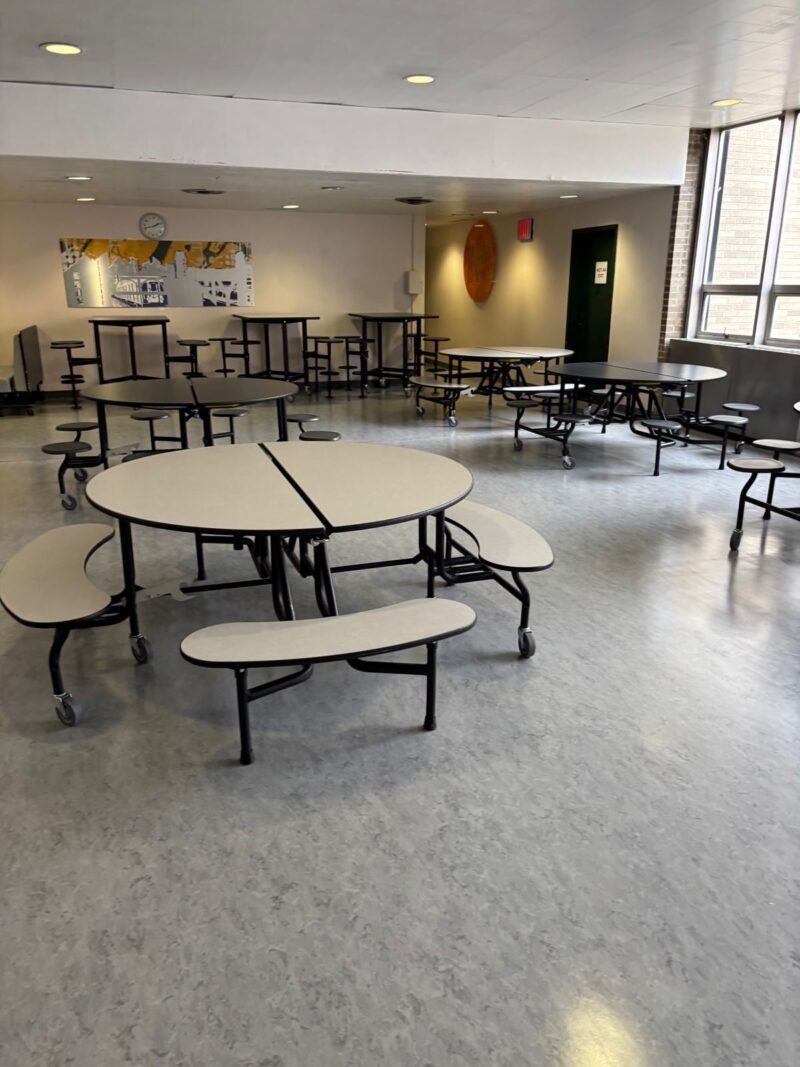 Dining room with round tables and new finishes
